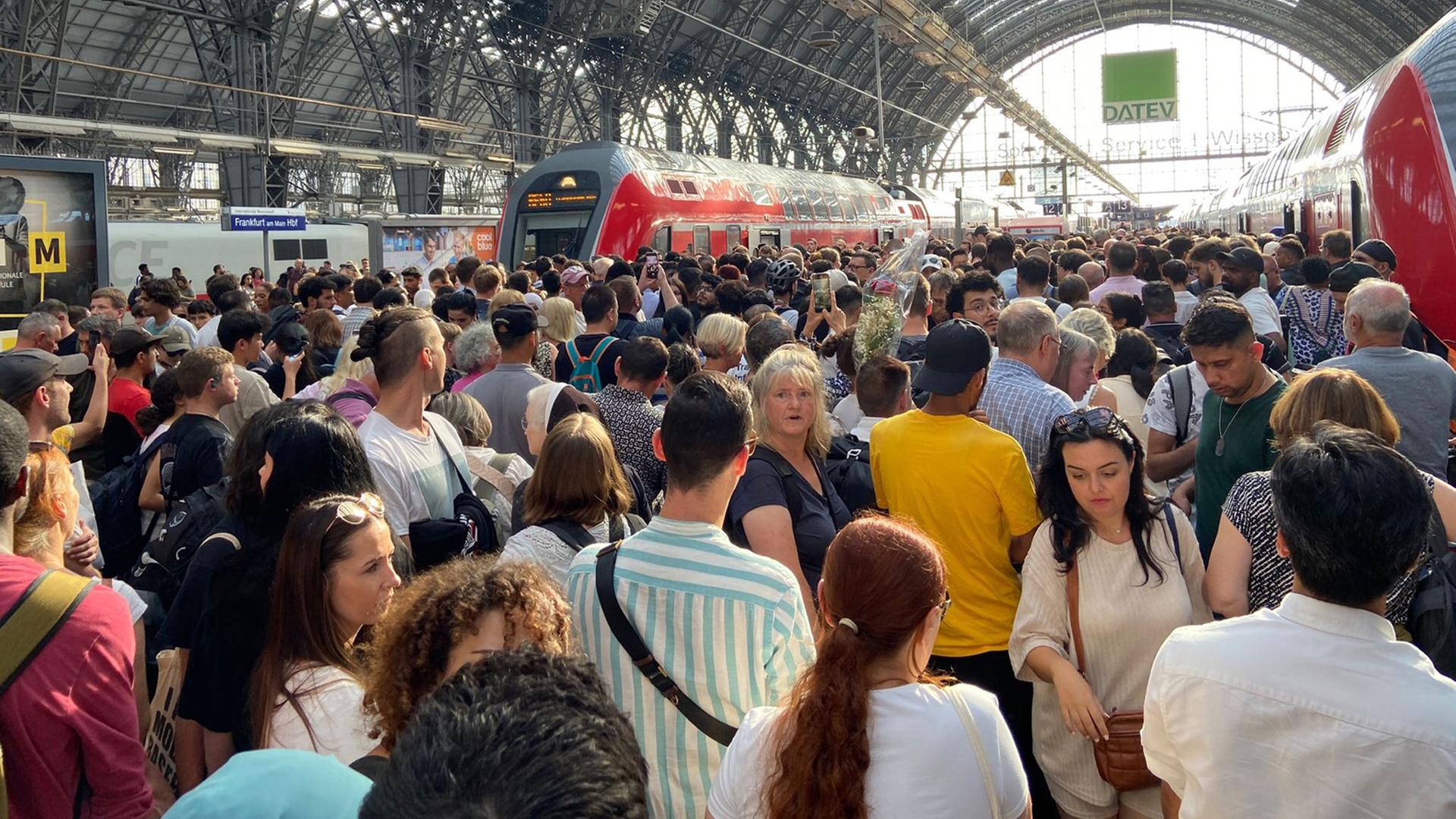 Bahnverkehr rund um Frankfurt läuft nach Störung langsam wieder an