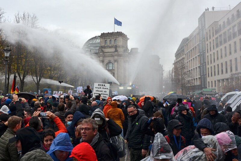 Bei der Demonstration gegen die Änderung des Infektionsschutzgesetzes am 18. November 2020 in Berlin setzte die Polizei Wasserwerfer ein; Foto: Tilo Gräser