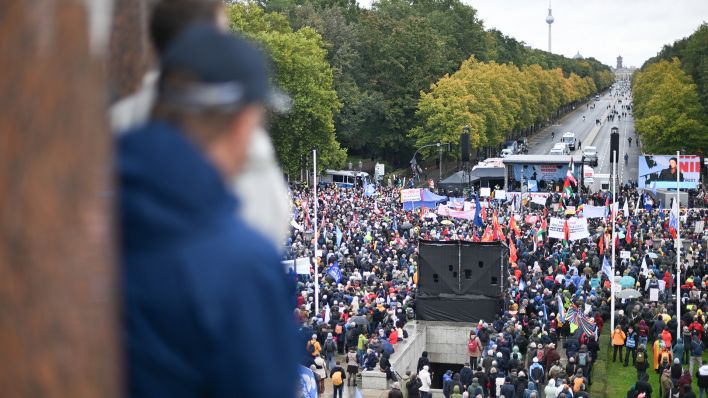 Zehntausende demonstrieren in Berlin gegen Waffenlieferungen