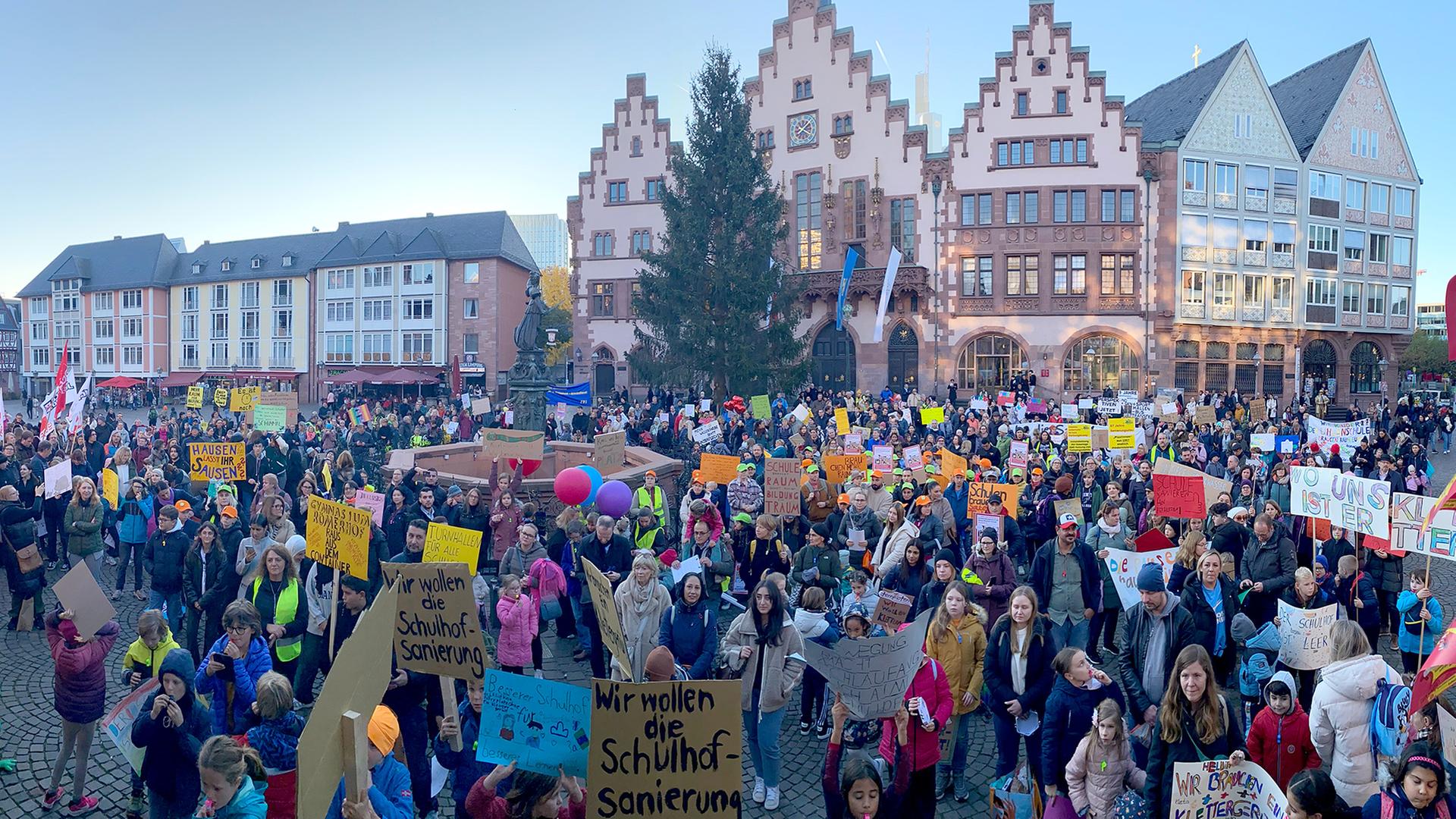 Protest in Frankfurt: “Wer die Schulen vernachlässigt, riskiert die Zukunft”