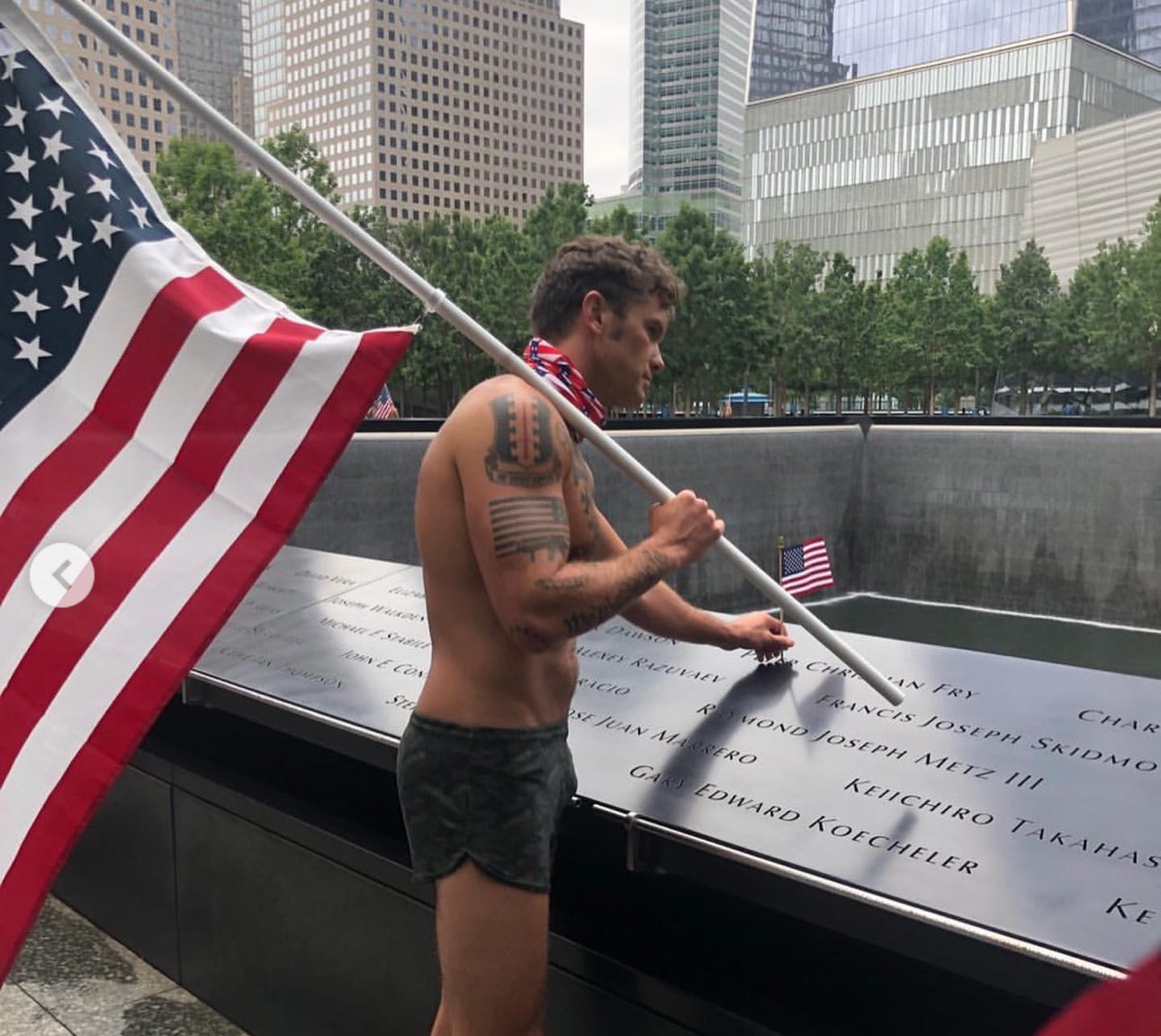 Der designierte US-Verteidigungsminister Pete Hegseth kürzlich beim Schwimmen über den Hudson am Veteranen-Gedenktag