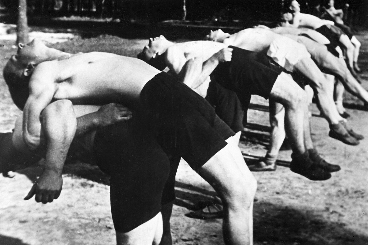 Die deutsche Jugend bei Fitnessübungen im Jahr 1932 – Foto: imago