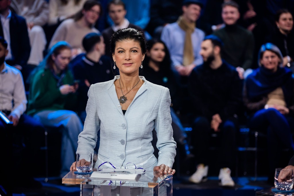 Hunderte Milliarden Euro für Aufrüstung und Waffen? Wagenknecht will Volksbefragung über Ukraine-Politik