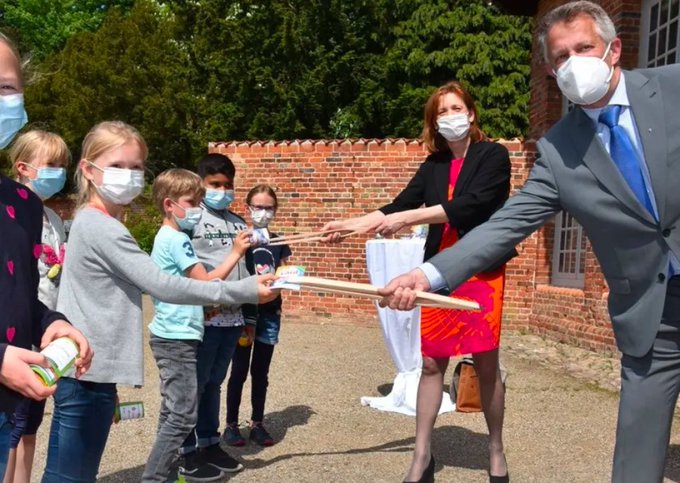 Die designierte Bundesbildungsministerin Karin Prien beim Misshandeln von Kindern