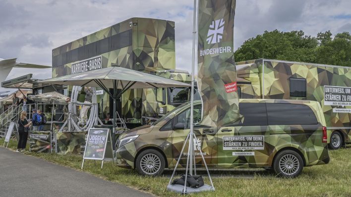 Warum Tausende Minderjährige Postkarten von der Bundeswehr erhalten
