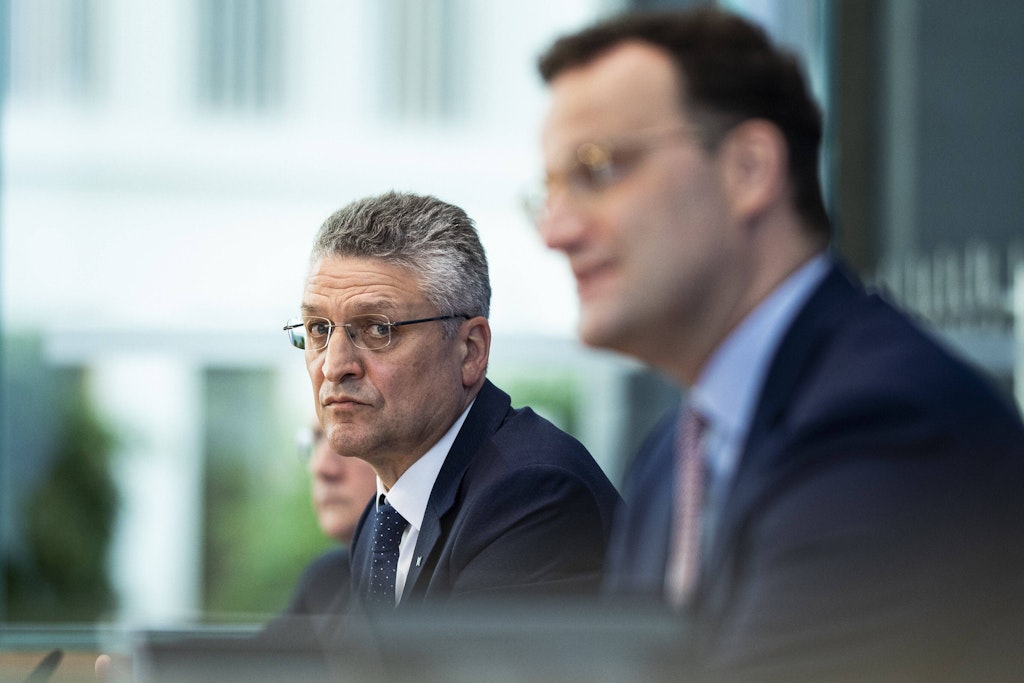 Corona-Pandemie: Wie das RKI durch eine Art Trick die Maskenpflicht möglich machte
