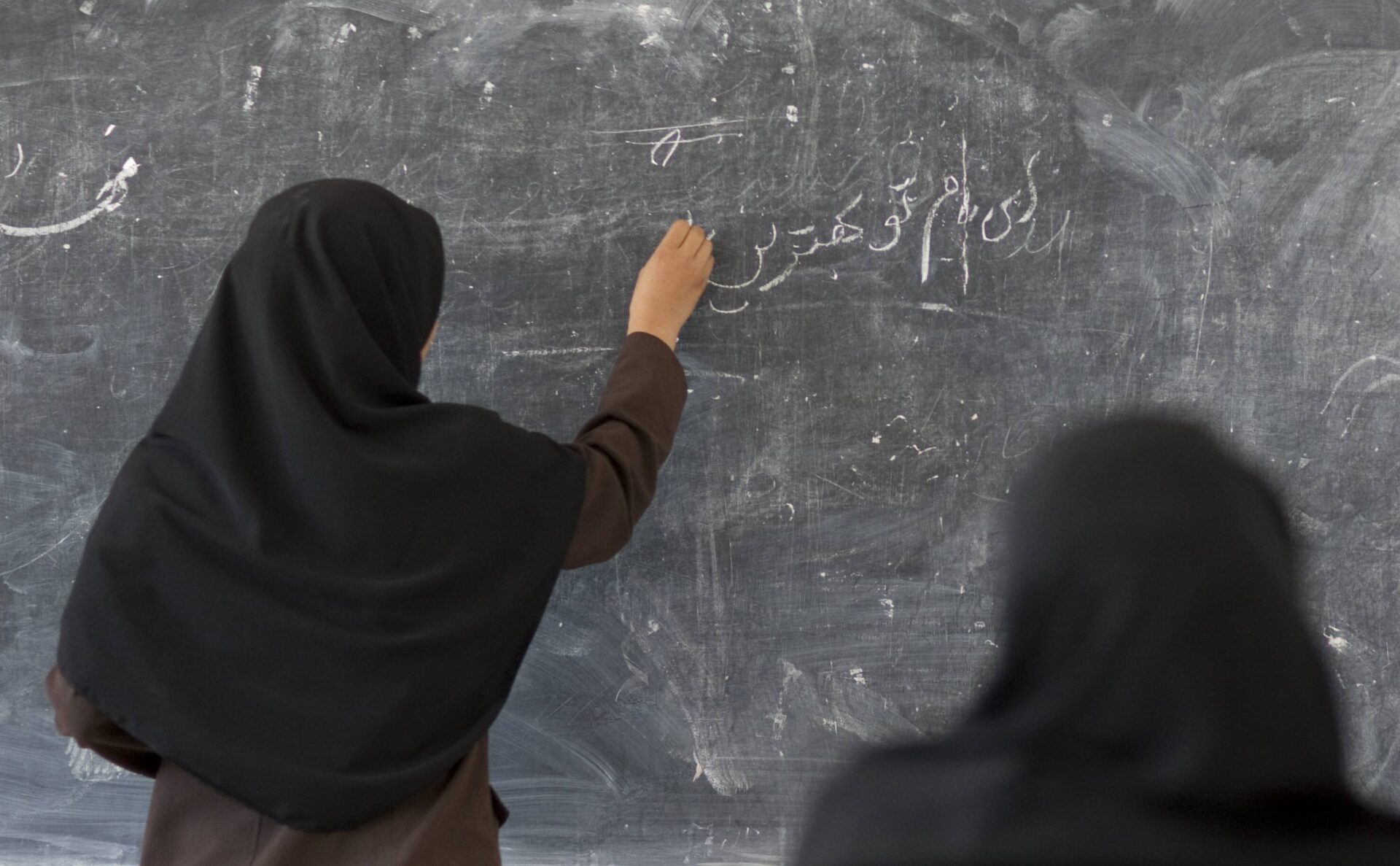 Staatsneutralität war einmal – jetzt zieht die islamische Ideologie mit dem Kopftuch in Schulen ein - Apollo News