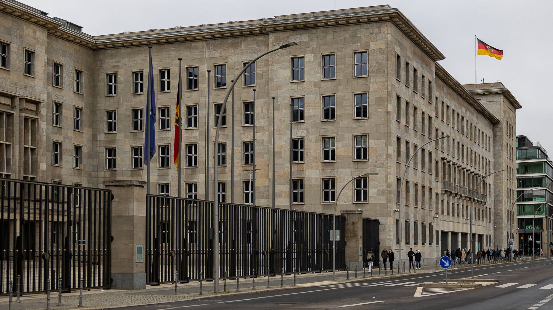 Flucht aus Europa – wie Auswanderer mit Wegzugsteuern zum Bleiben gezwungen werden sollen - Apollo News