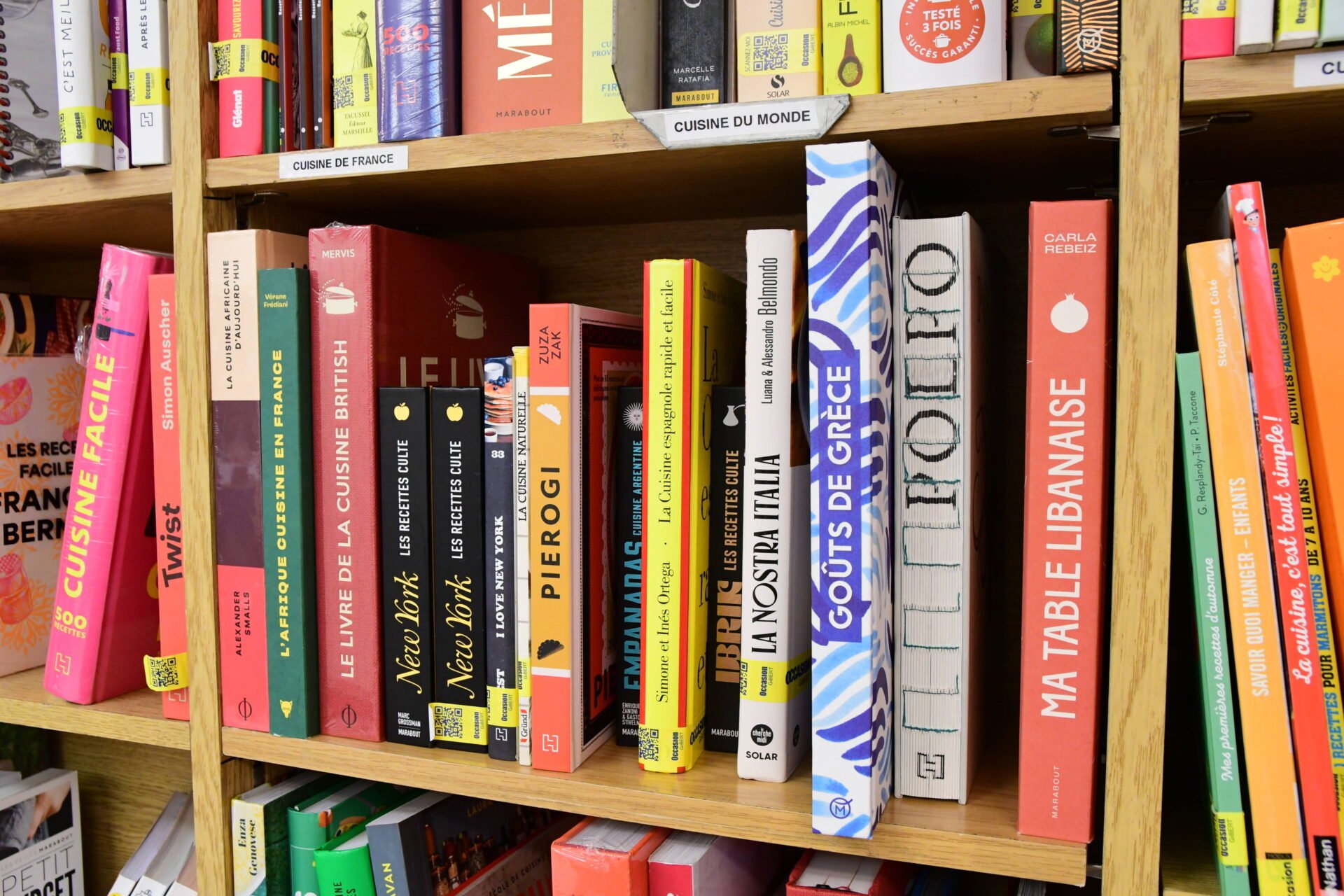 Gerichtsurteil: Sticker mit politischen Warnhinweisen müssen von Büchern entfernt werden - Apollo News