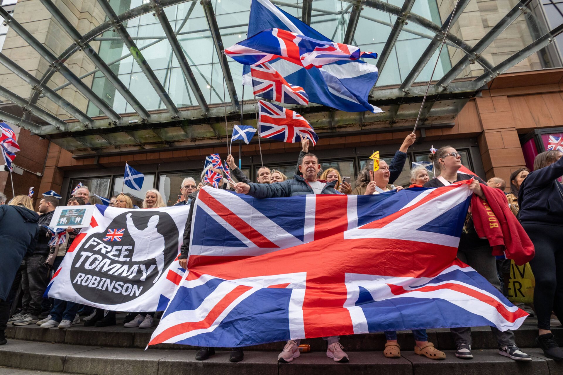 Großbritanniens „Online Safety Act“ in Kraft getreten: Jetzt geht die Zensur-Angst um - Apollo News