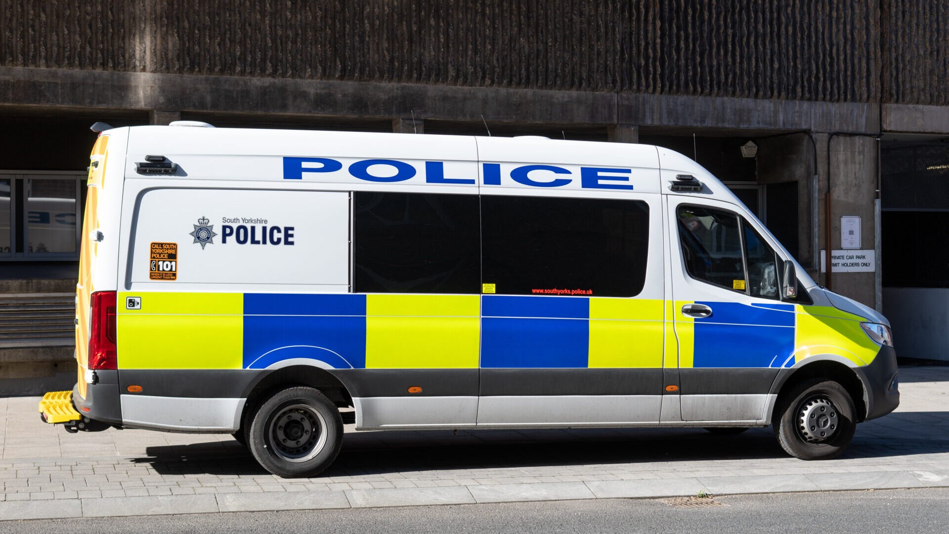 Britische Polizisten beteiligten sich an Vergewaltigungen durch pakistanische „Grooming Gangs“ - Apollo News