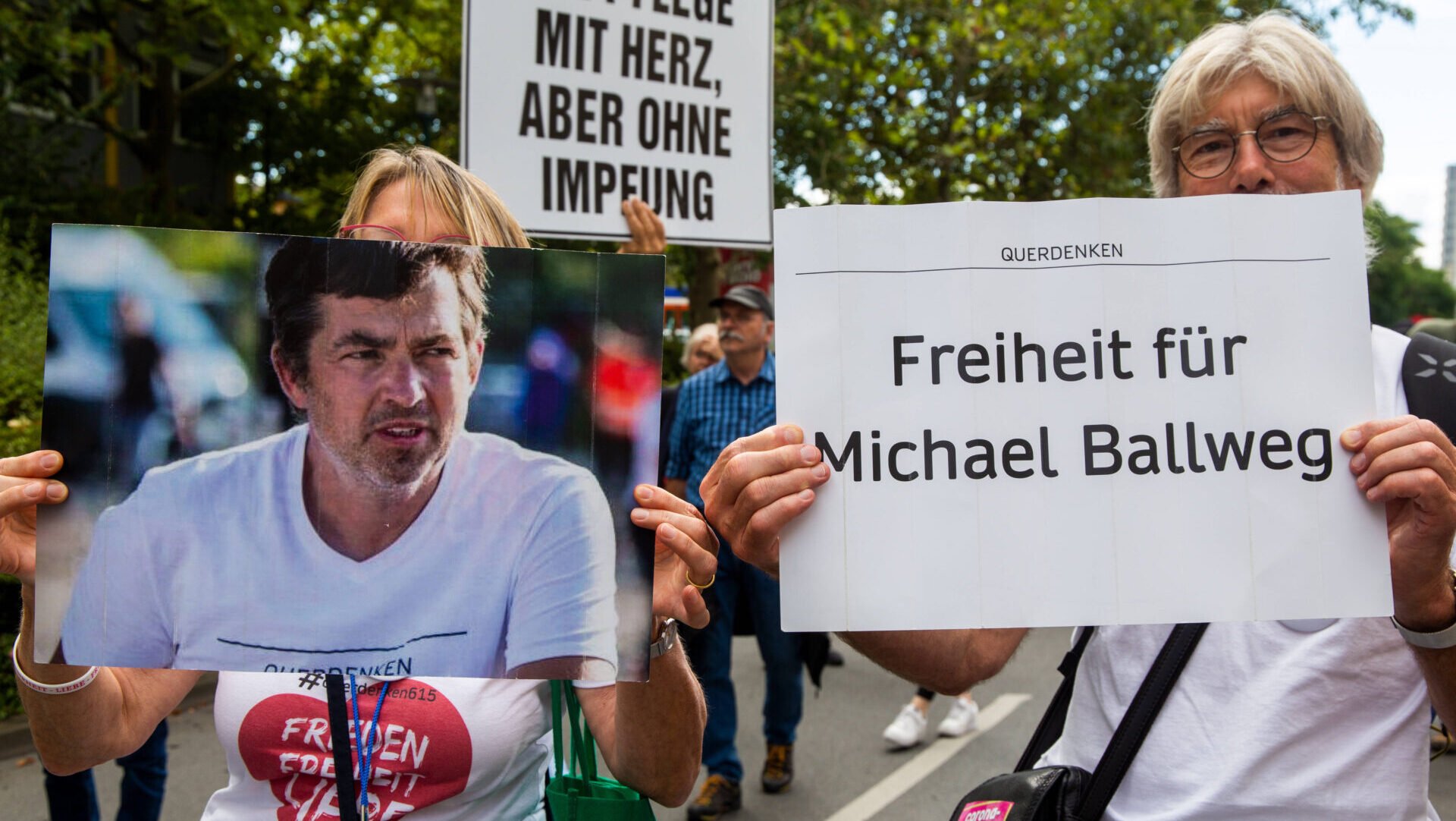 Böhmermann und die grüne Staatssekretärin: Wie das gescheiterte Strafverfahren gegen Michael Ballweg eingefädelt wurde - Apollo News