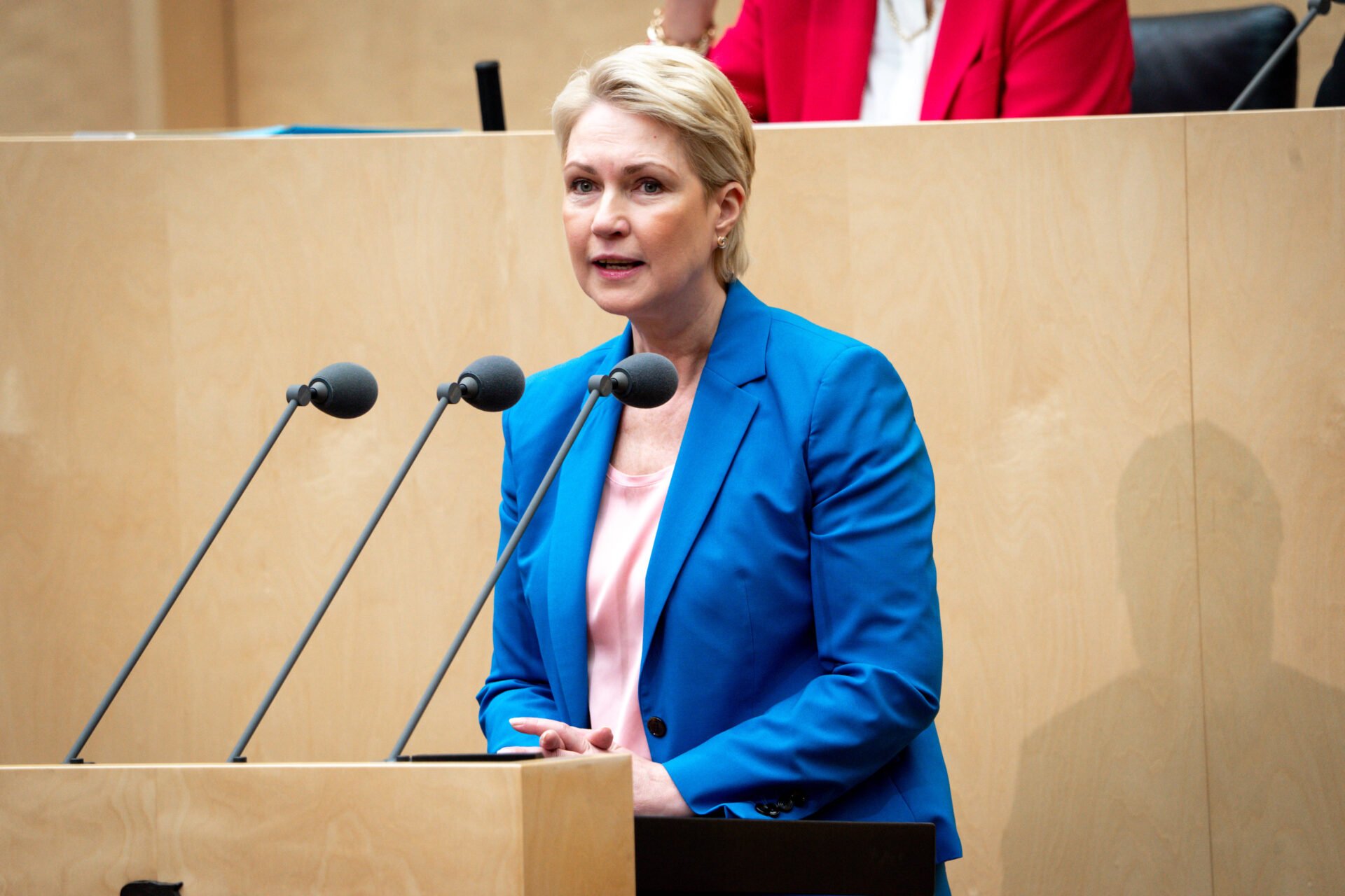 Untreue im Zusammenhang mit Beschaffung von Corona-Schutzausrüstung: Durchsuchung in Schweriner Innenministerium - Apollo News
