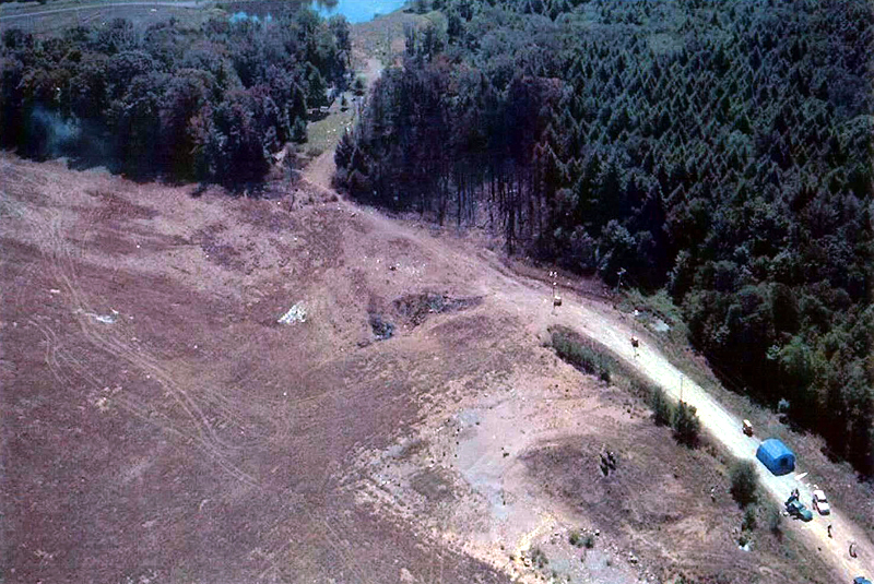 Erdloch, in dem das Verkehrsflugzeug verschwunden sein soll
