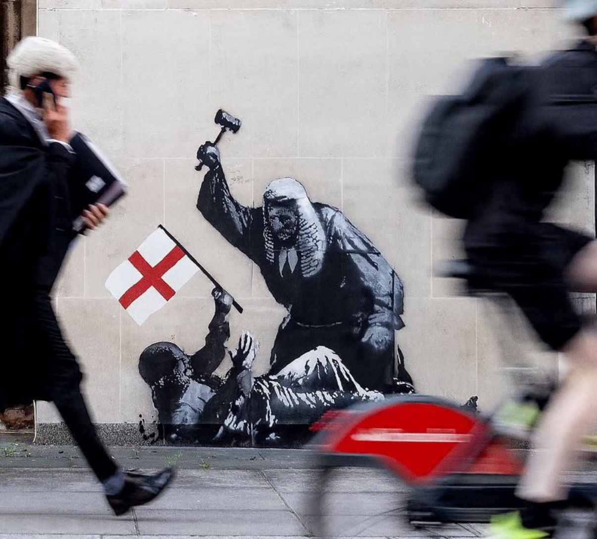 Dieses Kunstwerk von Banksy wird von der britischen Regierung nicht geliebt und deshalb verhüllt