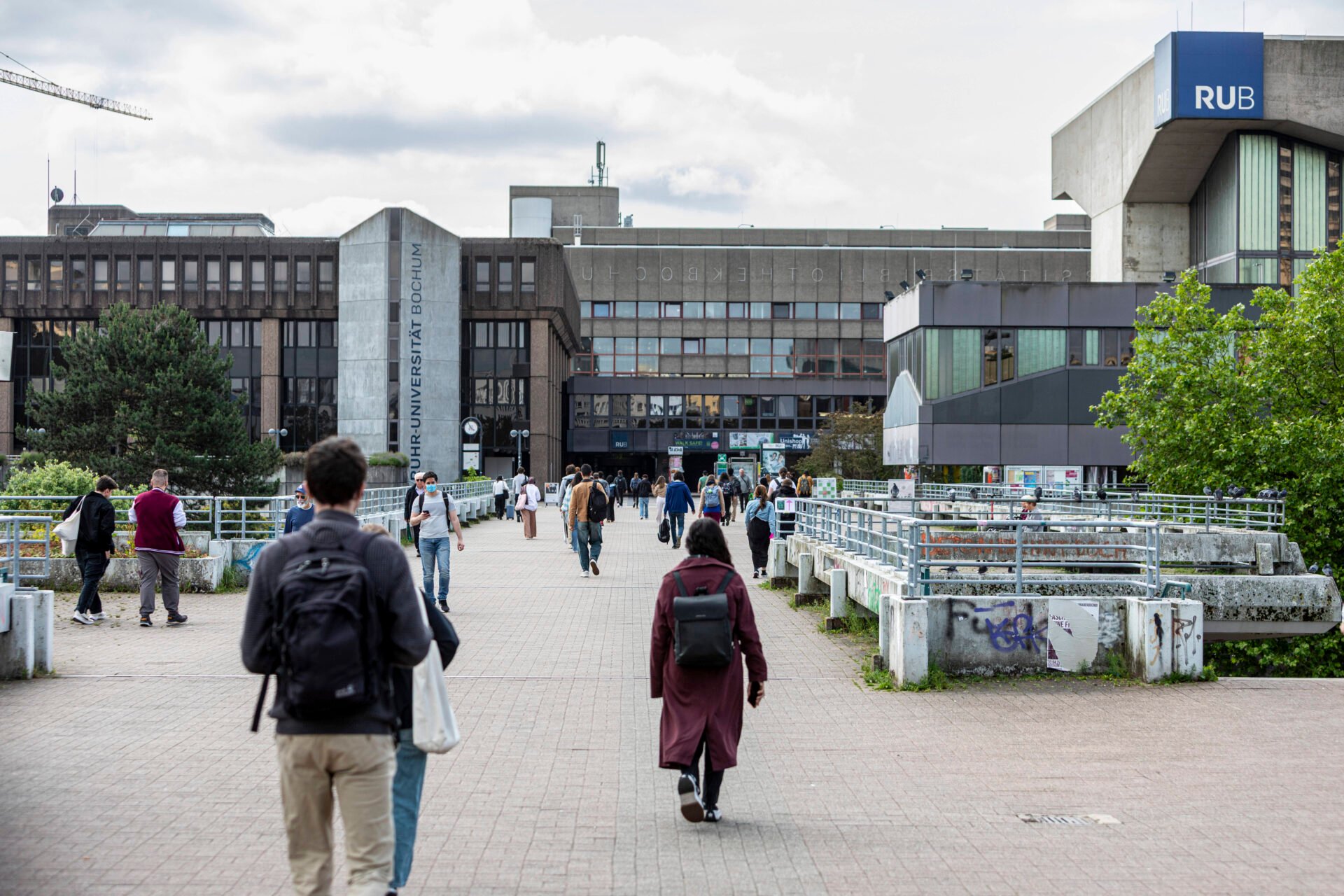 Islamistische „Muslimstudents NRW“ werben vor der Uni Bochum mit geschlechtergetrennten Ständen - Apollo News