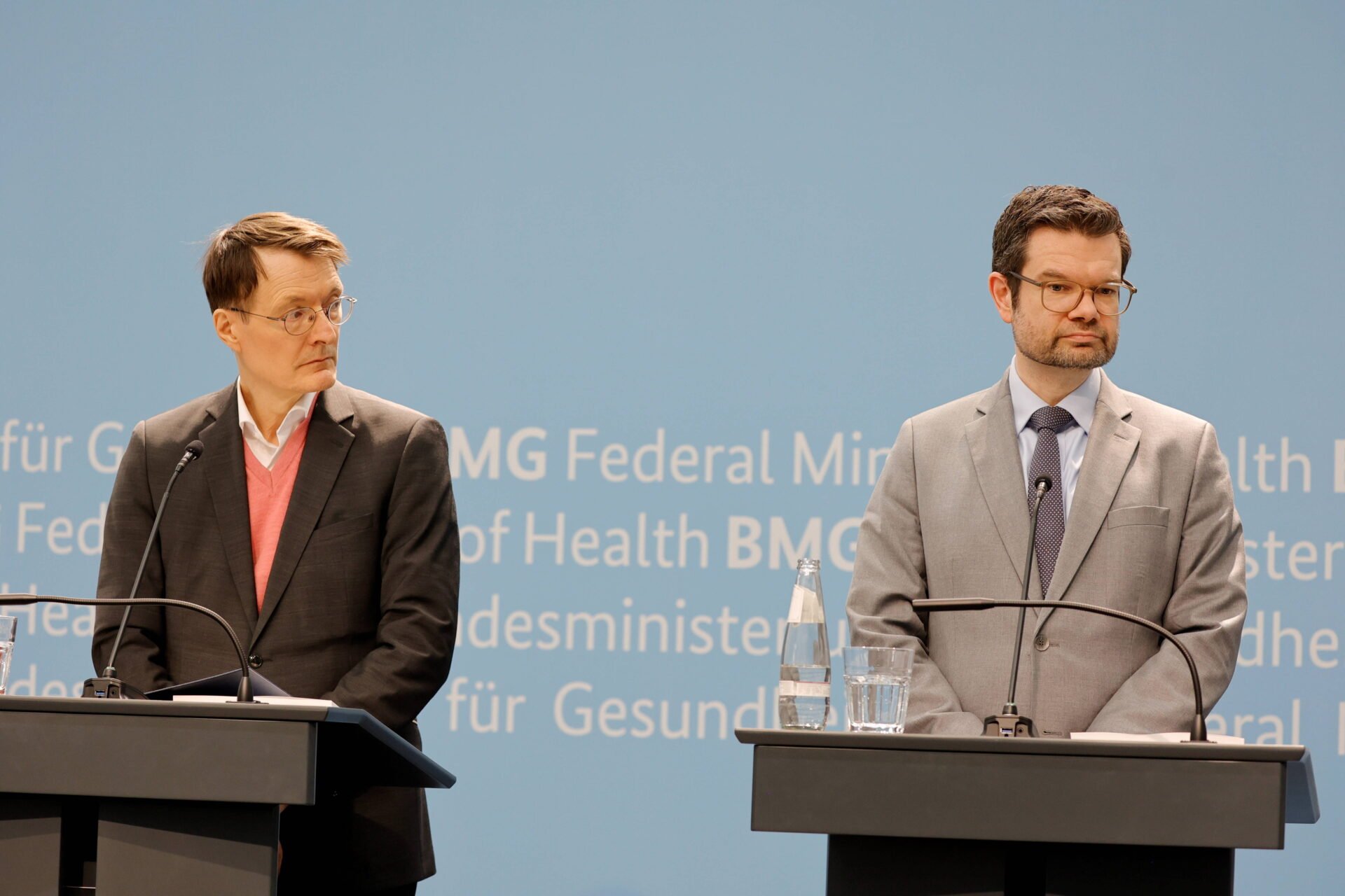 AG Impfpflicht diskutierte Erzwingungshaft - Justizministerium argumentierte mit dem Grundgesetz - Apollo News