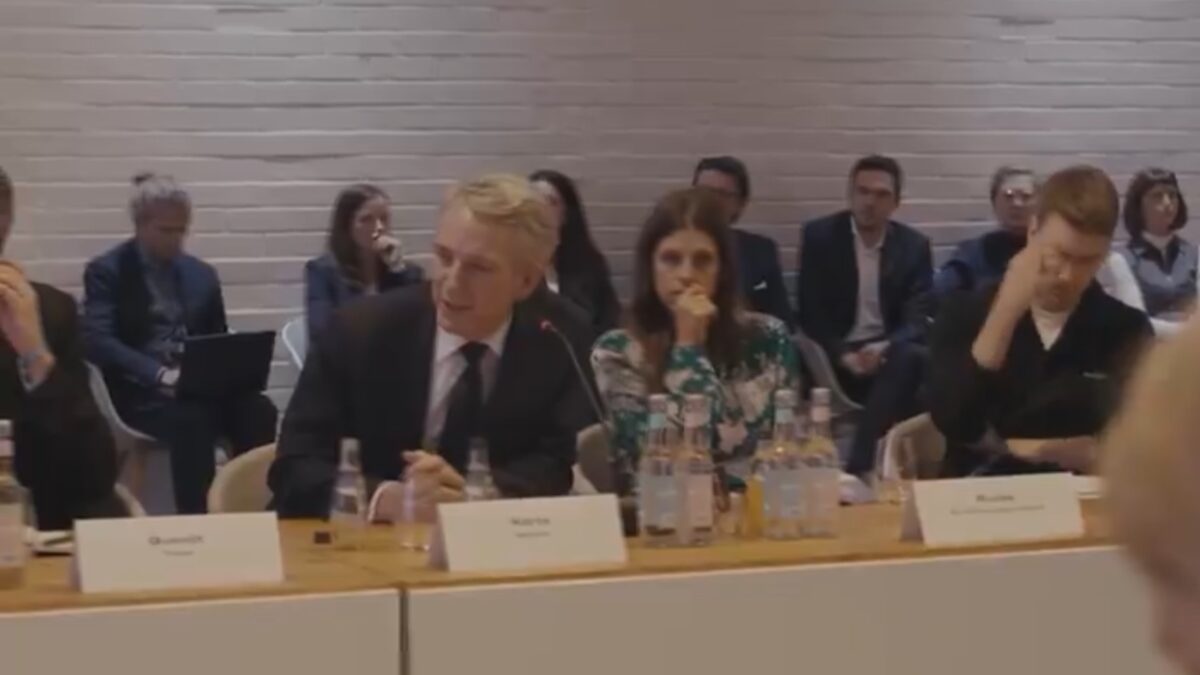 Lobbyismus: Palantir-Mitarbeiterin saß beim Souveränitätsgipfel mit Macron und Merz am Tisch