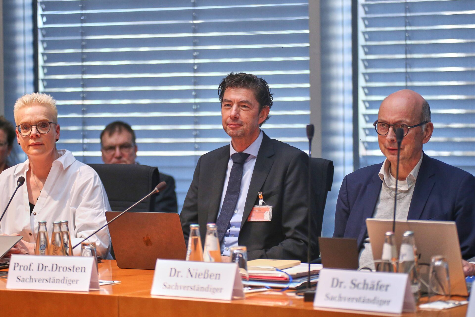 Nachträgliche Stellungnahme: Drosten verteidigt Auftritt in Corona-Enquete-Kommission mit neuen Widersprüchen - Apollo News