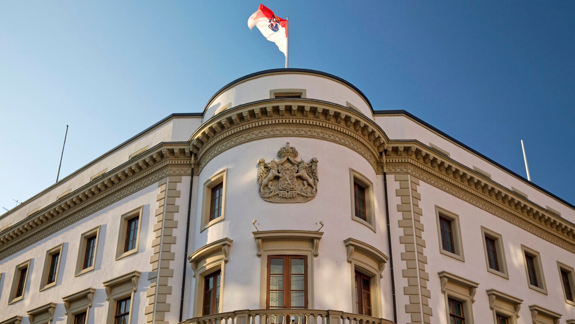 Hausverbot droht: Hessischer Landtag darf Fraktionsmitarbeiter künftig auf politische Gesinnung überprüfen - Apollo News