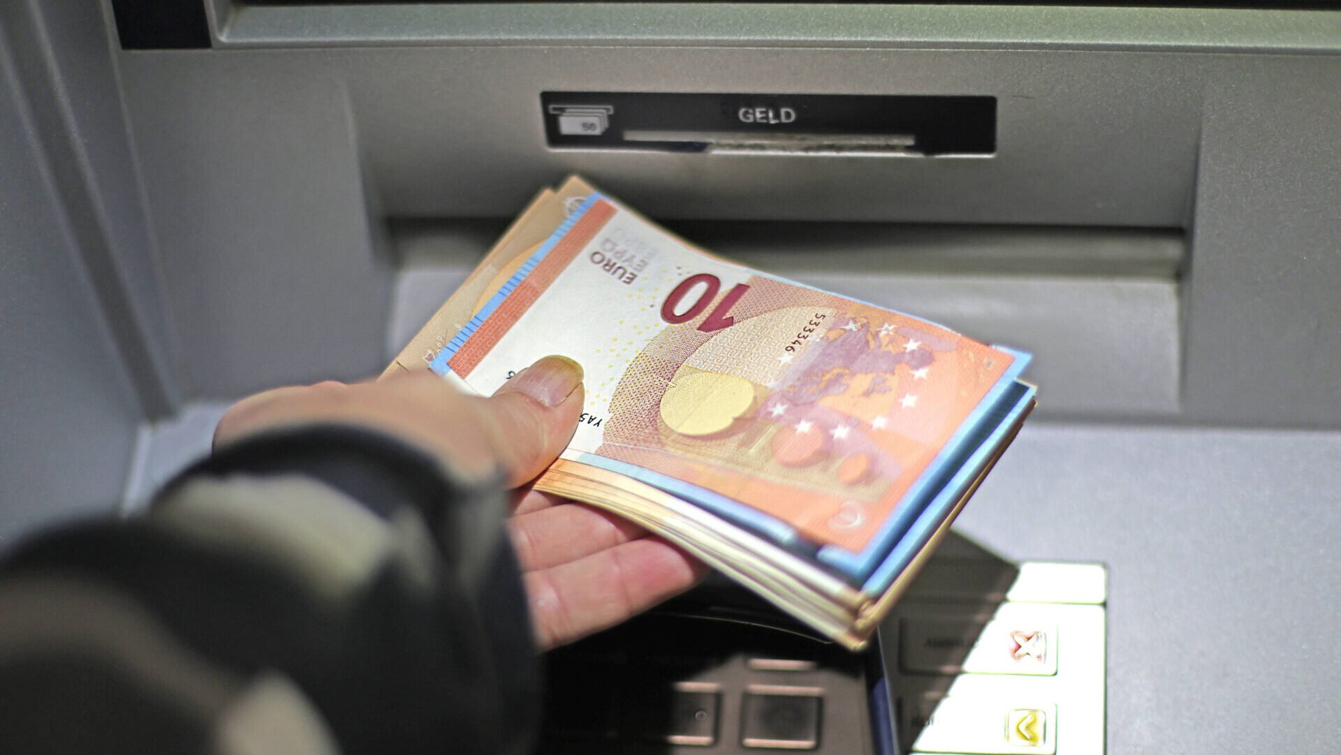 Anonyme Zahlungen über 3.000 Euro sind ab 2027 verboten – wird so ein generelles Bargeldverbot vorbereitet? - Apollo News