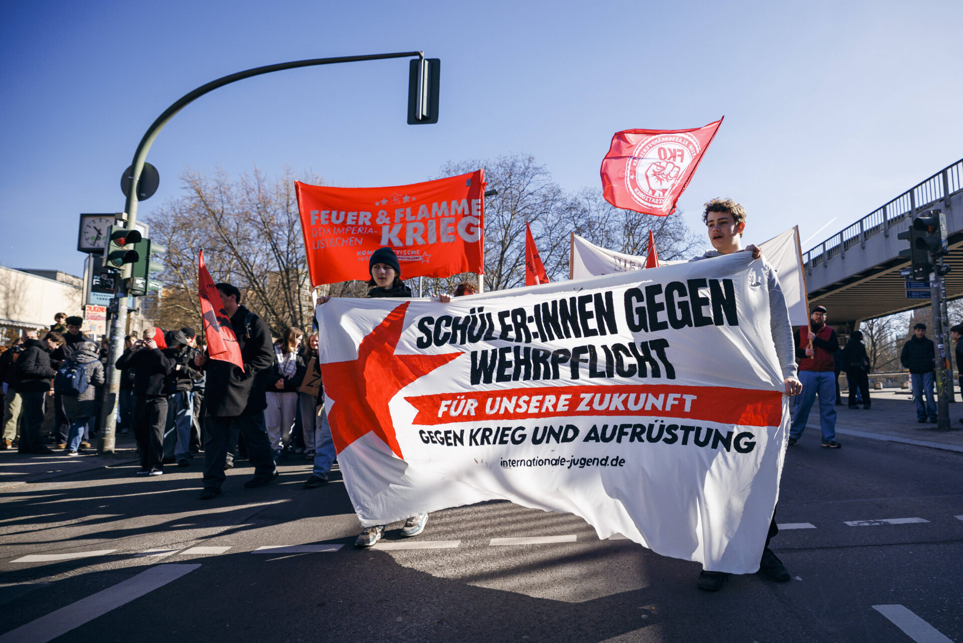 Schüler wegen Plakaten bei Anti-Wehrpflicht-Demos festgenommen - Apollo News