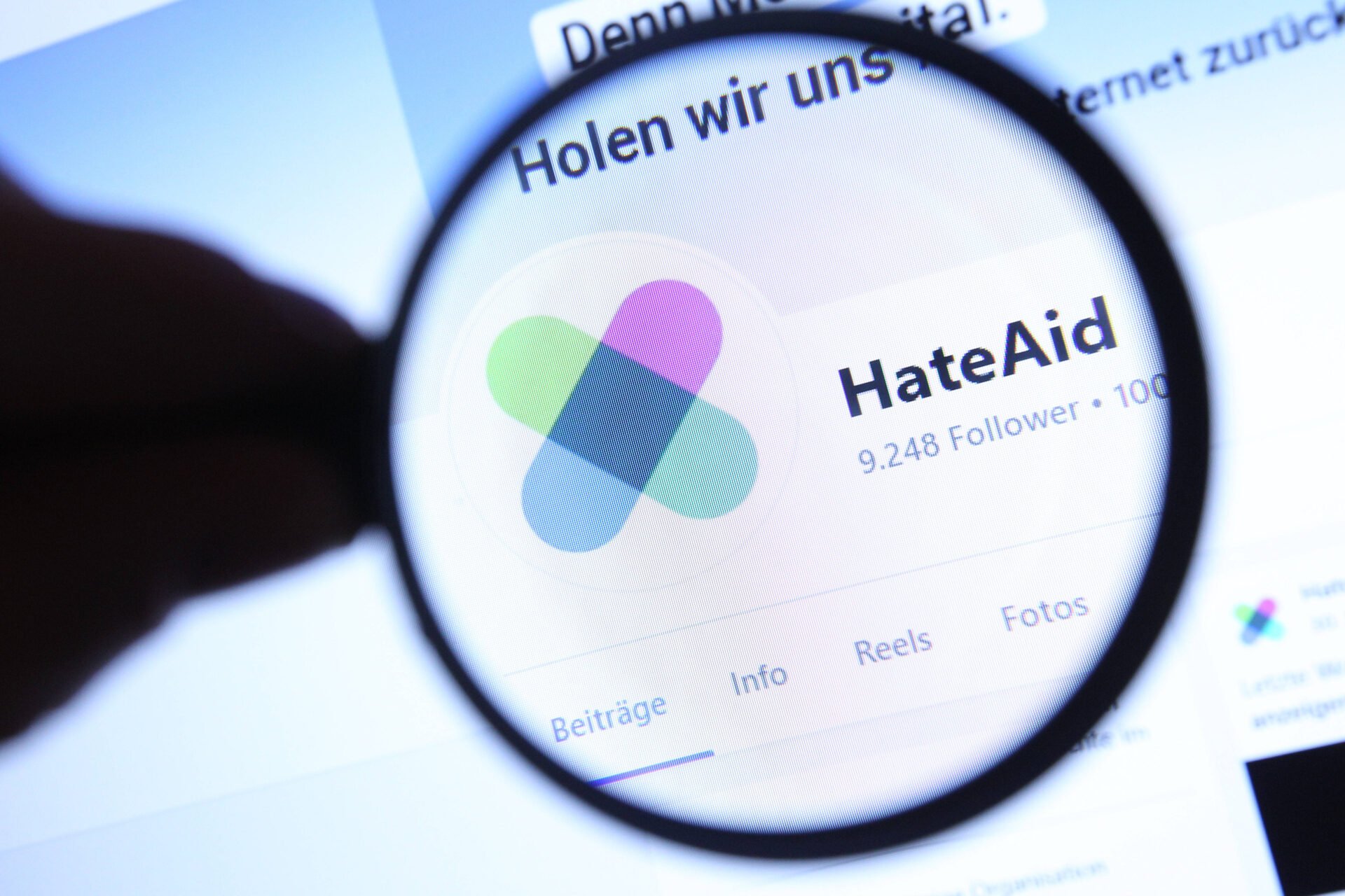 Kampagne gegen Deepfakes: Die NGO HateAid lobbyiert für Gesetze, von denen sie selbst profitiert - Apollo News