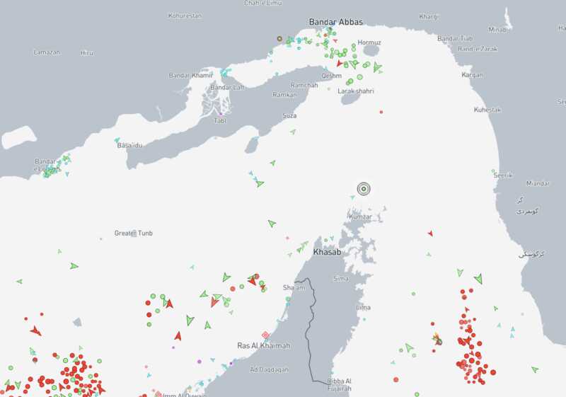 Wer wissen will, ob die iranische Marine tatsächlich vollständig besieht ist, schaut sich einfach über marinetraffic.com den Schiffsverkehr in der Strasse von Hormus an
