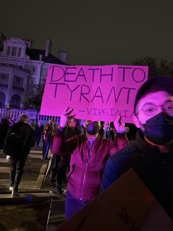 Es gab wohl Protesste mit eindeutigen Forderungen während des Feuerüberfalls aufs WHCD