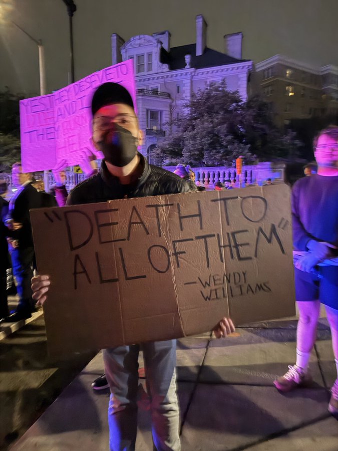 Es gab wohl Protesste mit eindeutigen Forderungen während des Feuerüberfalls aufs WHCD