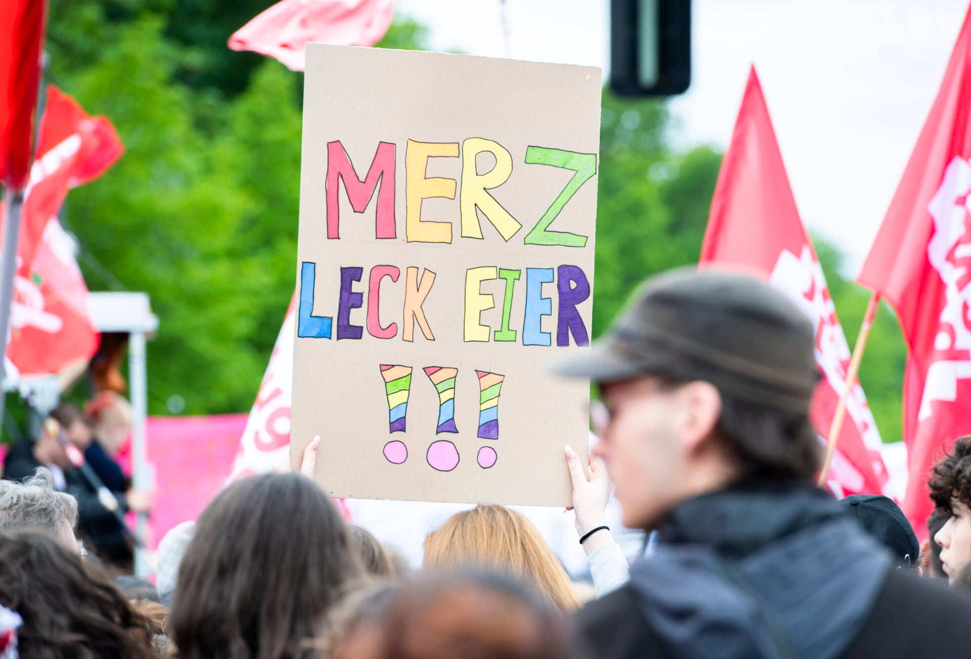 Polizei nimmt 20-Jährige wegen Anti-Merz-Plakats bei Wehrdienst-Demo fest – Ermittlungsverfahren eingeleitet - Apollo News