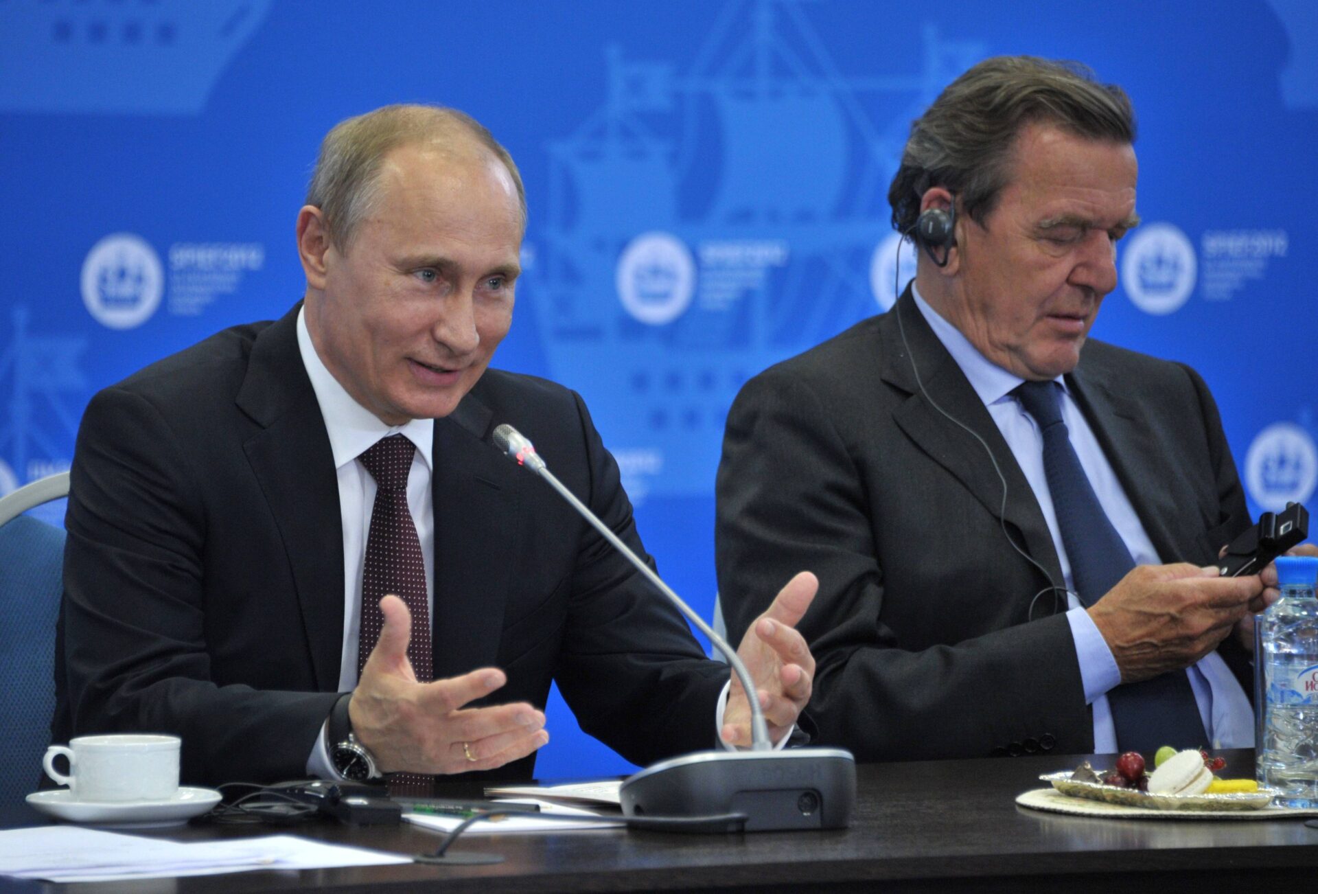 Putin sieht Ende des Ukraine-Krieges und schlägt Gerhard Schröder als Vermittler für die EU vor - Apollo News