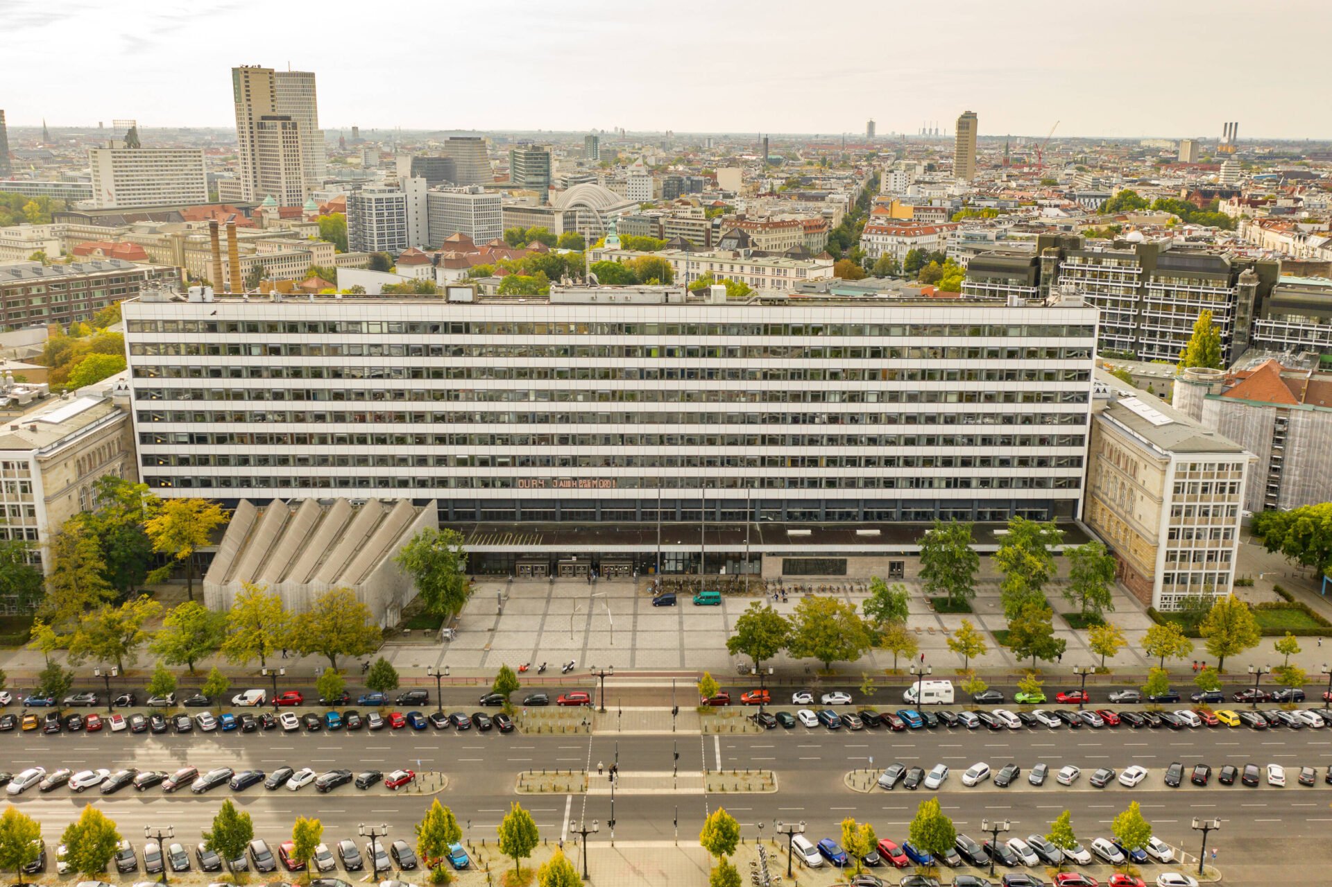 TU Berlin muss Hauptgebäude schließen – Berlin spart bei Hochschulen, Senat sieht Verantwortung bei der Universität - Apollo News