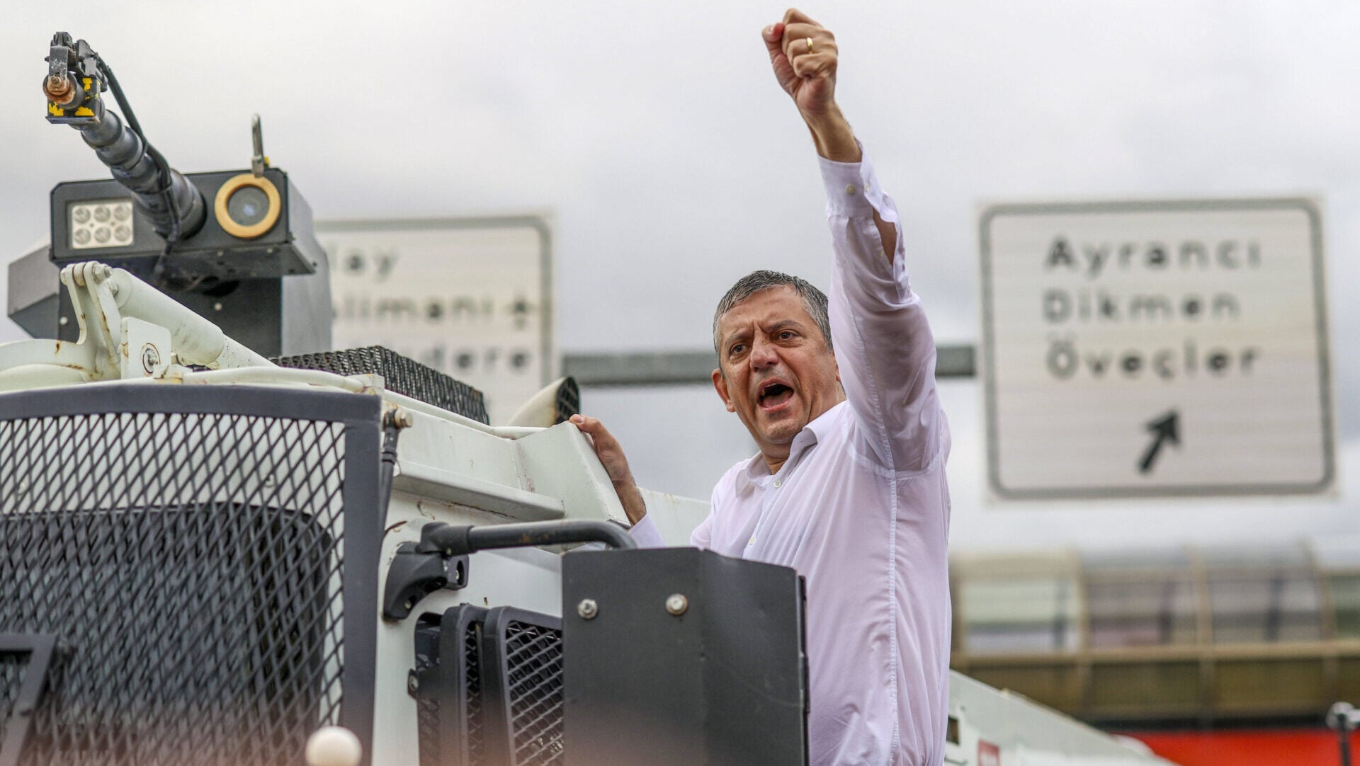 Sturm auf Zentrale der Atatürk-Partei: Wie Erdoğan die türkische Rest-Demokratie zerschlagen will - Apollo News Sturm auf Zentrale der Atatürk-Partei: Wie Erdoğan die türkische Rest-Demokratie zerschlagen will - Apollo News