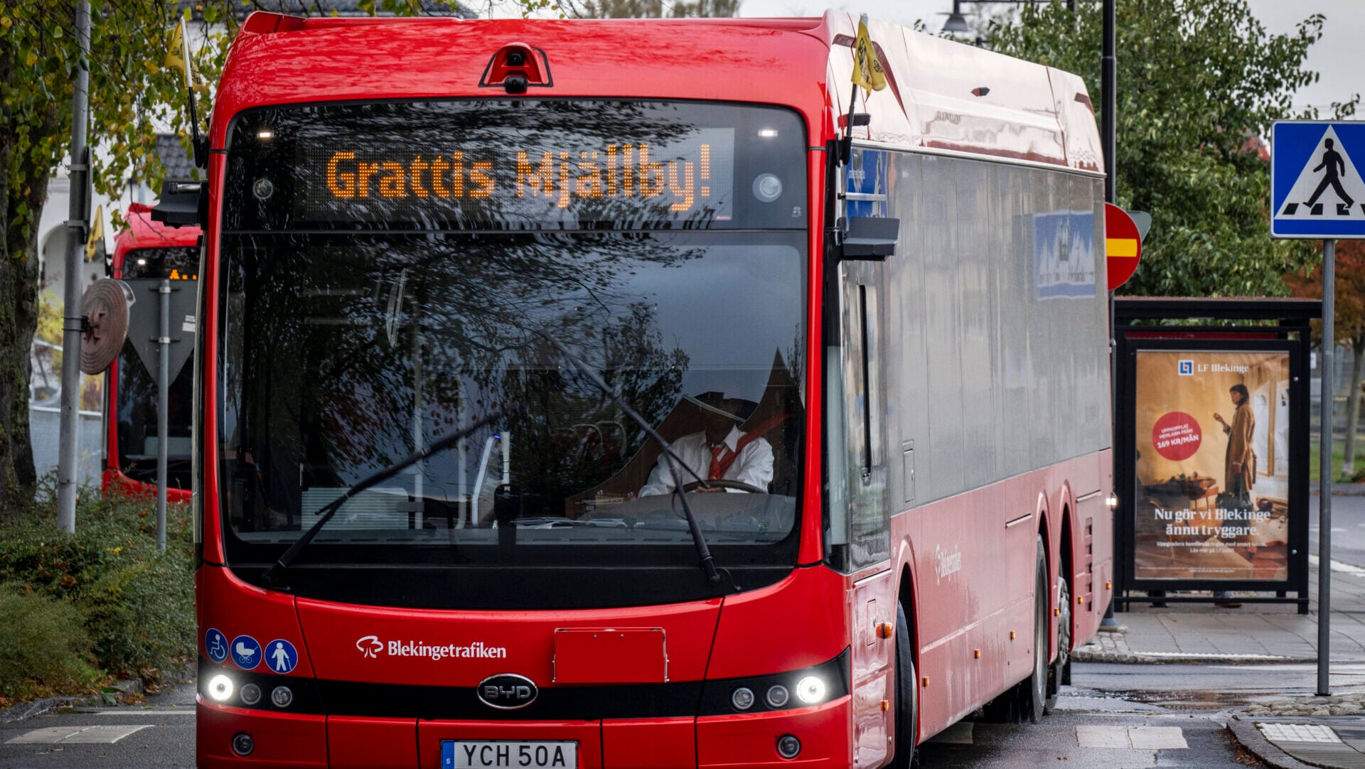 Selbstfahrender E-Bus kollidiert bei Jungfernfahrt mit Straßenbahn - Apollo News