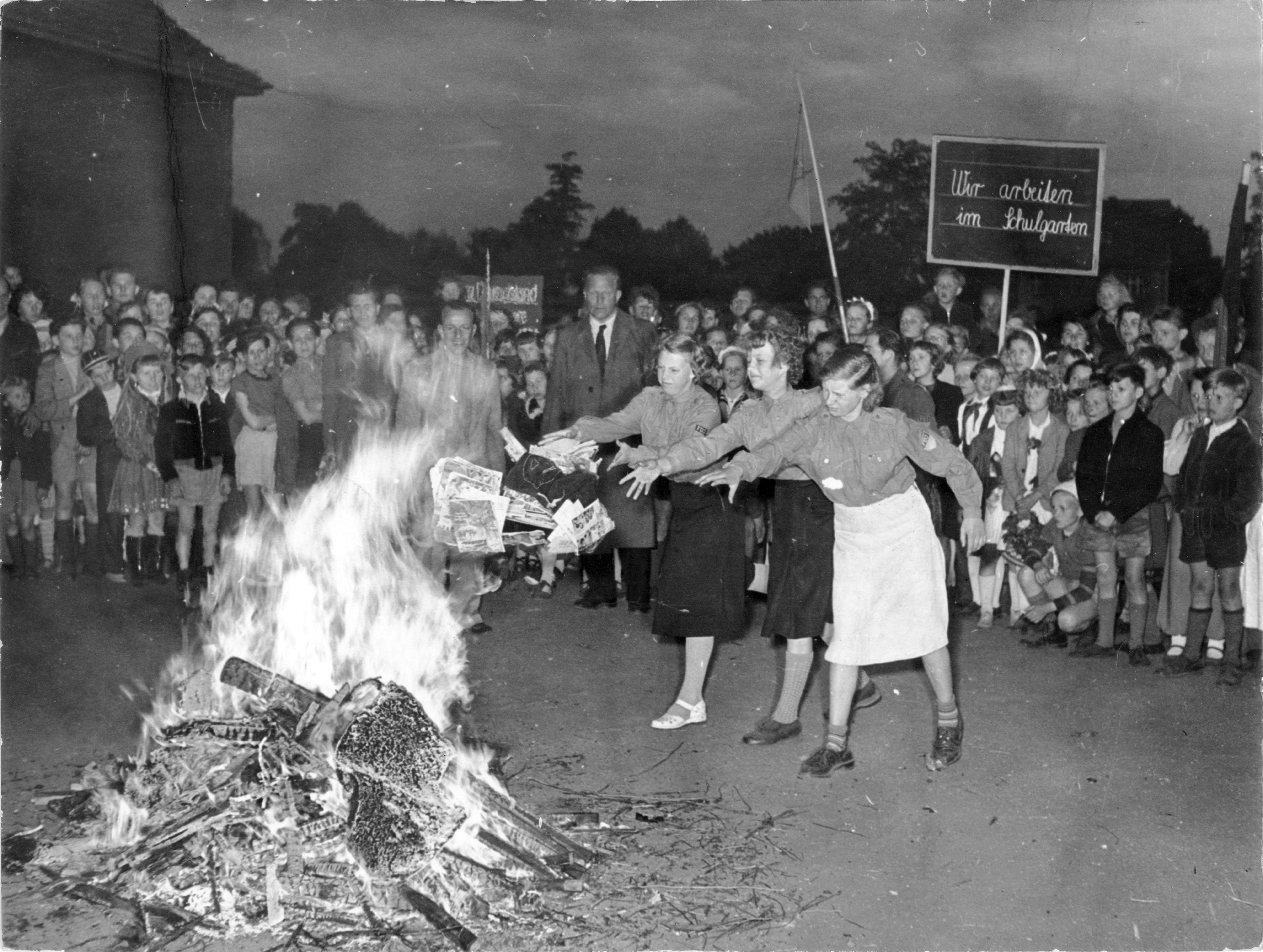 Bücherverbrennung von „Schmutz- und Schundliteratur“ in der DDR (1955)