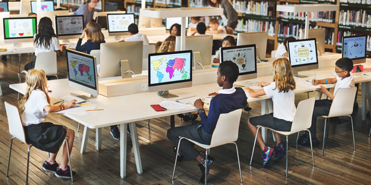 Das passiert wirklich, wenn Schulen Kinder mit Bildschirmen ausstatten
