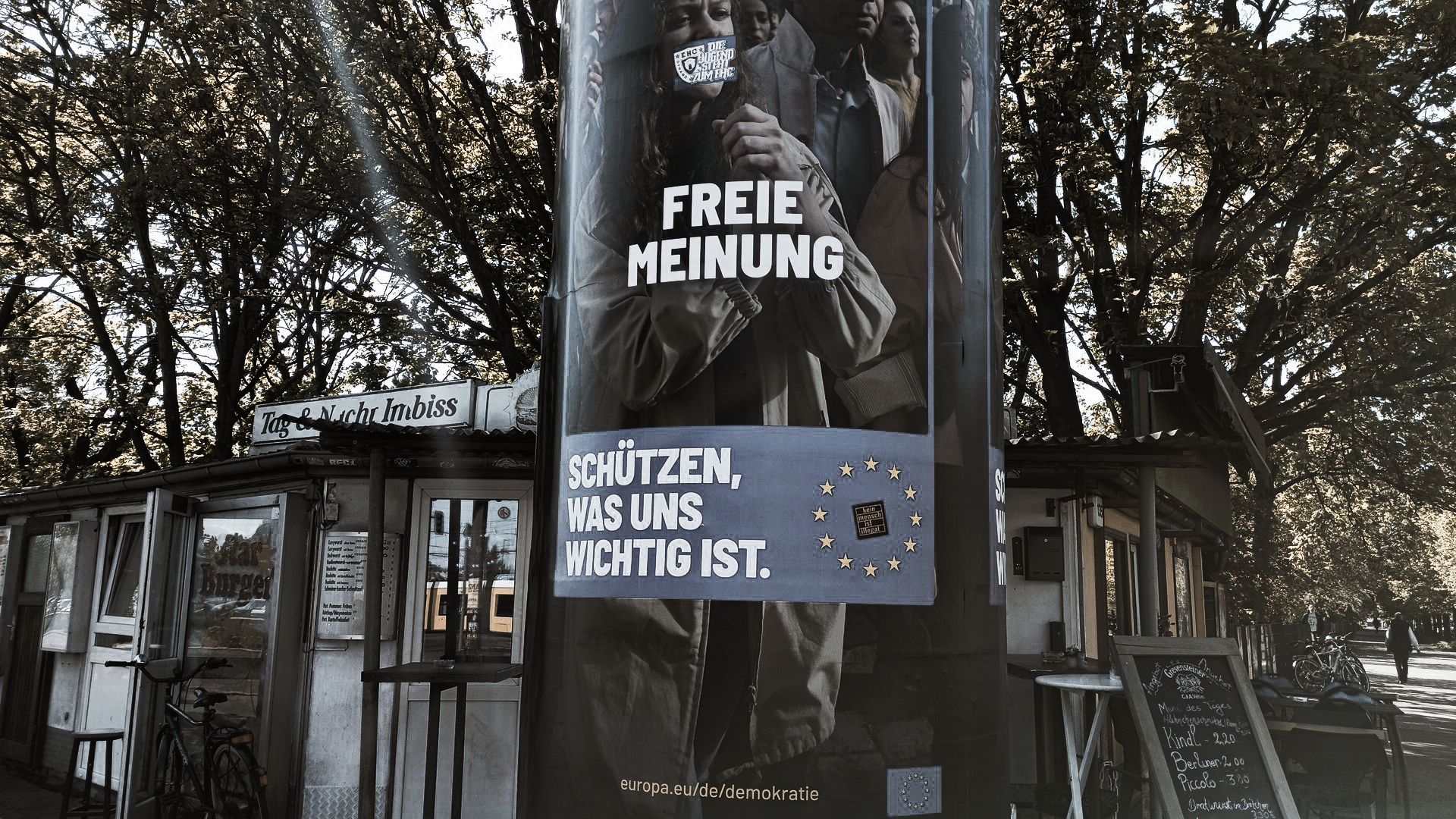 Litfaß-Orwell: worüber Doğru und Baud höchstens mit viel Zynismus noch lachen können Litfaß-Orwell: worüber Doğru und Baud höchstens mit viel Zynismus noch lachen können