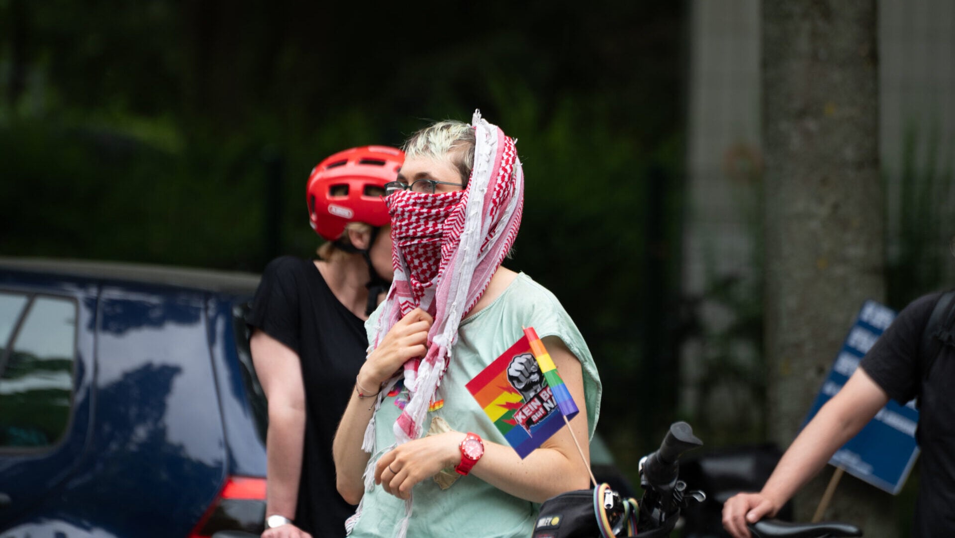 „Hunde“, „ekelhaft“, „Faschisten“: Die Demonstration gegen Apollo News - Apollo News