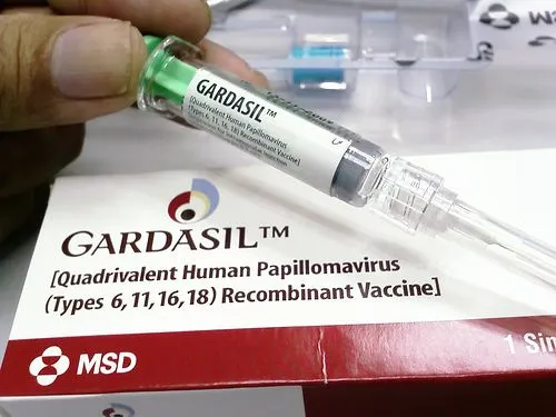 Je Impfung desto tot: mit der 3. Dosis Gardasil-Impfstoff haben sich die gemeldeten Todesfälle verglichen mit der der 1. Dosis verdreizehnfacht