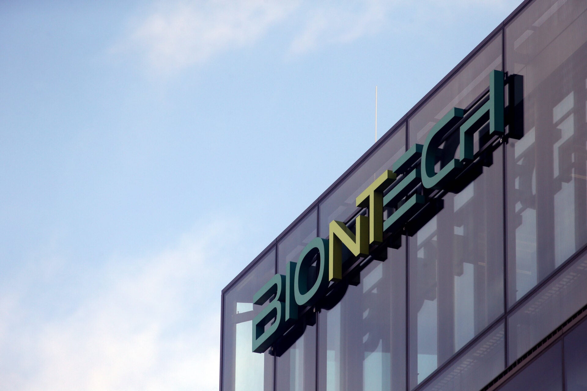 Massive Schäden bei Betroffener: Biontech muss Auskunft über Impfschäden erteilen - Apollo News