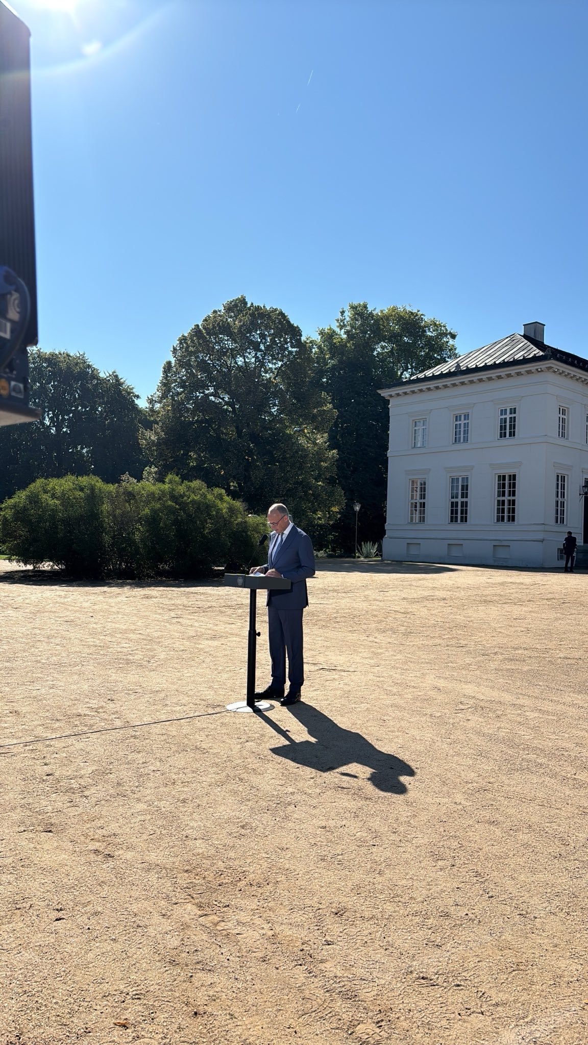 Bundeskanzler Friedrich Merz nimmt ein Bad in der Menge seiner Bewunderer und Fans. 🤗